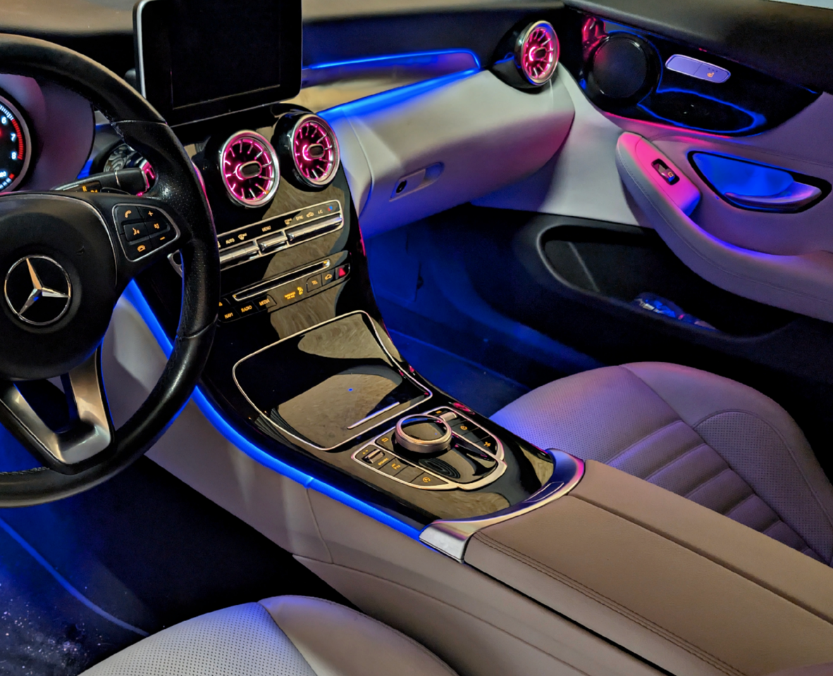 Mercedes C-Klasse W205 mit blau-violetter Ambientebeleuchtung