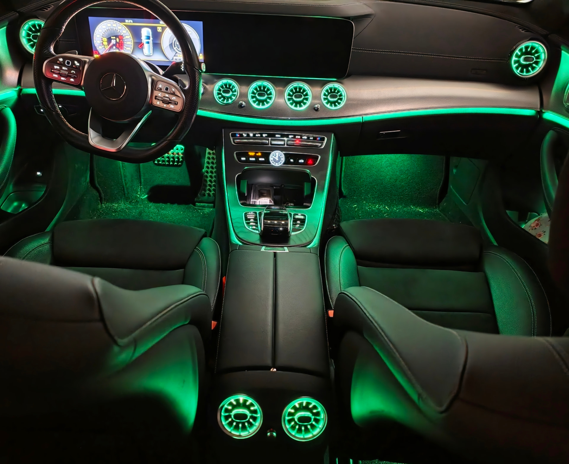 Mercedes E-Klasse mit grüner Ambientebeleuchtung und LED-Luftdüsen