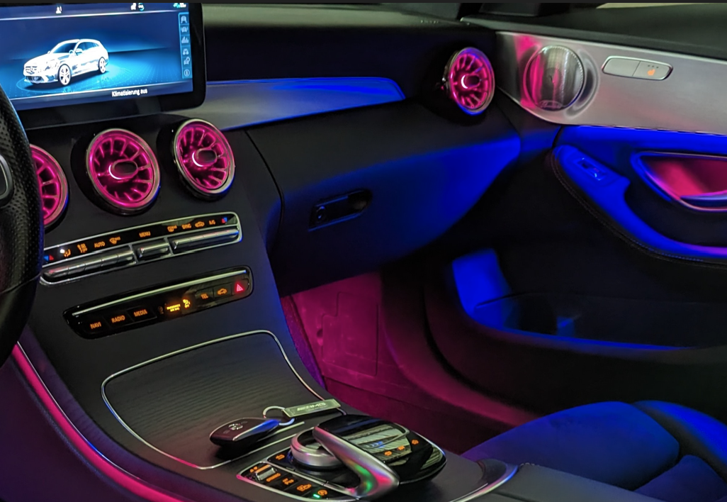 Mercedes C-Klasse W205 mit pink-blauer Ambientebeleuchtung